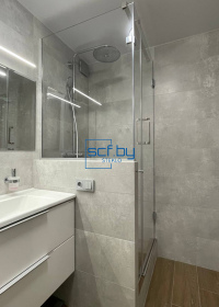 clients and partners4-Угловая душевая с распашной дверью и двумя неподвижными стеклами